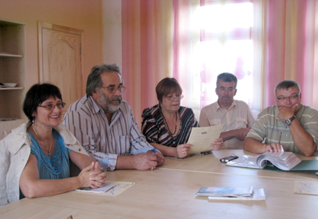 Sanāksmē diskutē daļa no sabiedriskās organizācijas «Bauskas vecpilsēta» biedriem. Biedrības vadītājs ir Māris Freimanis (no labās).
Autors: Vilnis Auzāns