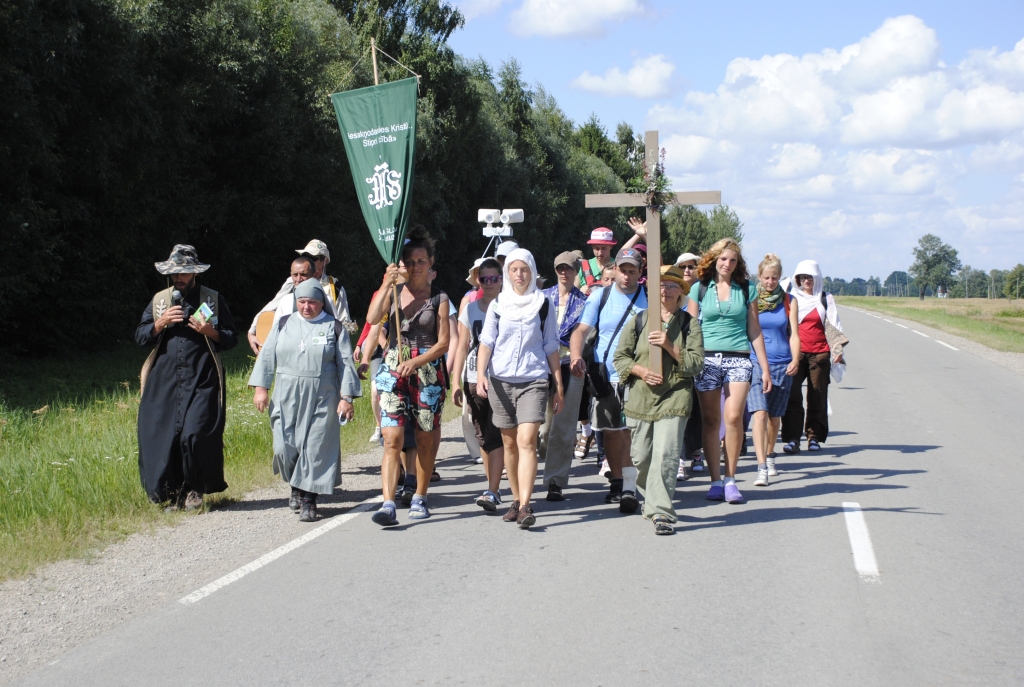 Liepājas svētceļnieku grupa, ko «Bauskas Dzīve» sastapa nedaudz pirms Vecsaules pagasta Likverteniem, pulcēja ap 40 gājēju. Pērn bijis 60 svētceļnieku.
Autors: Juris Iļņickis