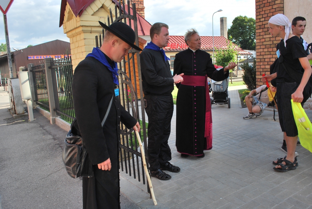 Svētceļnieku grupas vadītāju diakonu Juriju Gorbačevski ( no kreisās), priesteri Viktoru Siļčonoku pie Bauskas katoļu dievnama durvīm sagaida monsinjors Jānis Zviedrāns.
Autors: Uldis Varnevičs