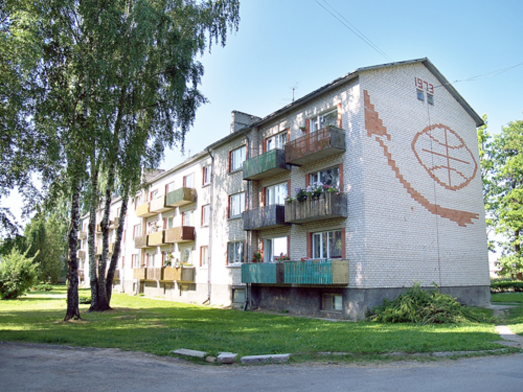 Trīs kuplie bērzi pilnībā aizēnoja gaismu trijiem dzīvokļiem Ozolu ielas 3. namā. Tagad tie nocirsti un uz augstajiem celmiem novietoti puķpodi.
Autors: No «Bauskas Dzīves» arhīva.