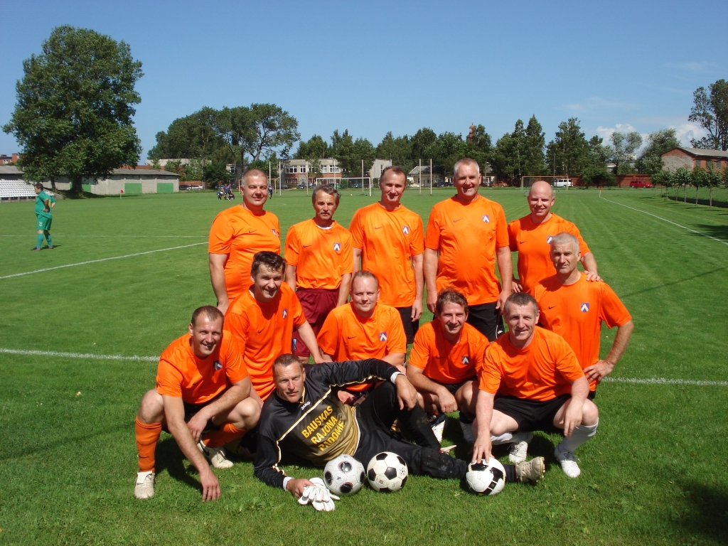 Bauskas novada senioru komanda turnīrā Liepājā izcīnīja otro vietu. 
Autors: no Agra Grandovska albuma.