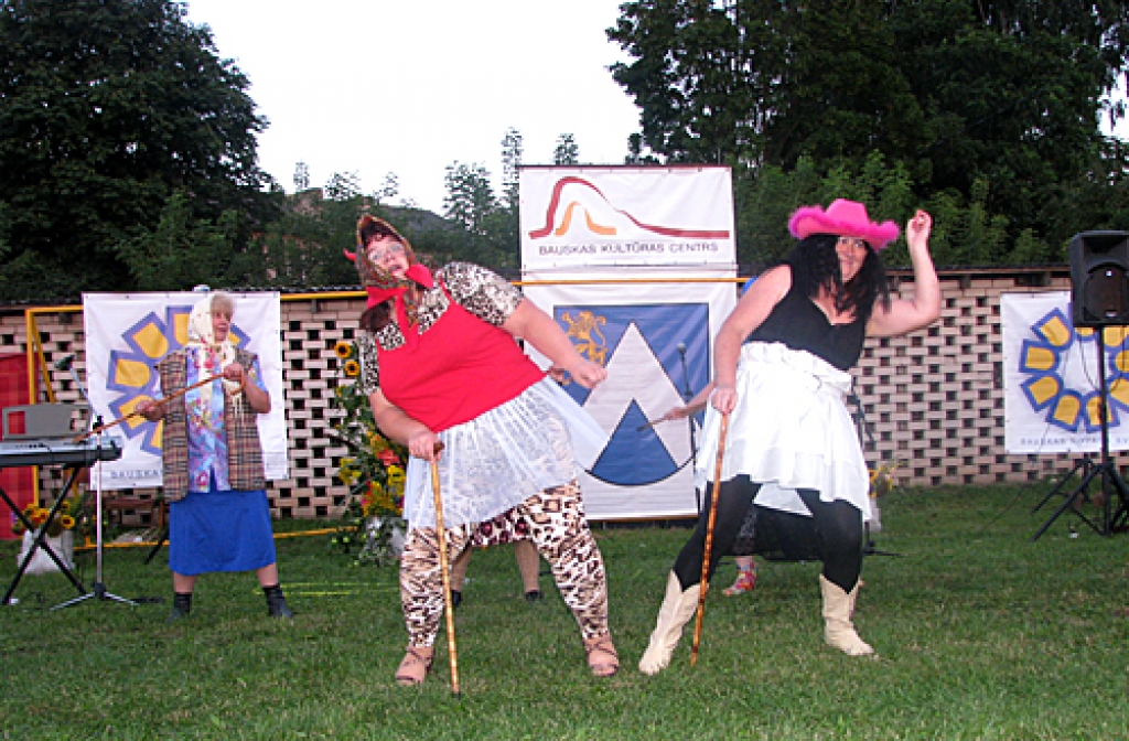 No Jūrmalas – no konkursa «Jaunais vilnis» – uz Cerauksti atbraukusi Krievijas estrādes zvaigžņu iesildošā grupa, kas vēlāk gan izrādās dziedātājas no Codes. 
Autors: Vilnis Auzāns