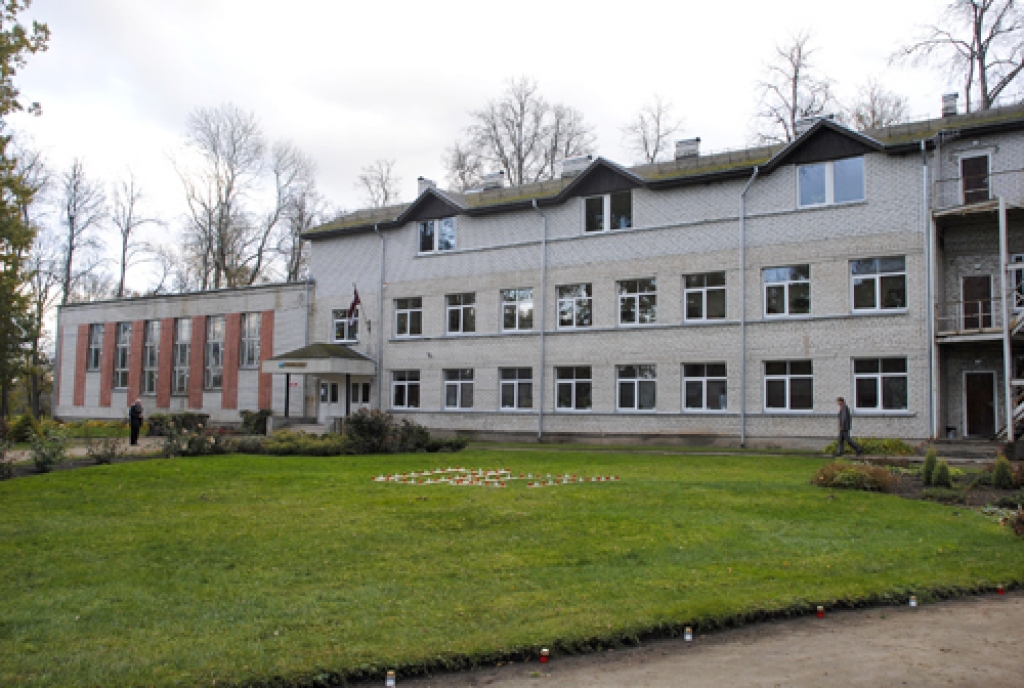 Ūdenssaimniecības pakalpojumus Jaunsaulē sniedz  Jaunsaules pamatskola no skolas teritorijā esošā artēziskā urbuma.
Autors: no «Bauskas Dzīves» arhīva.