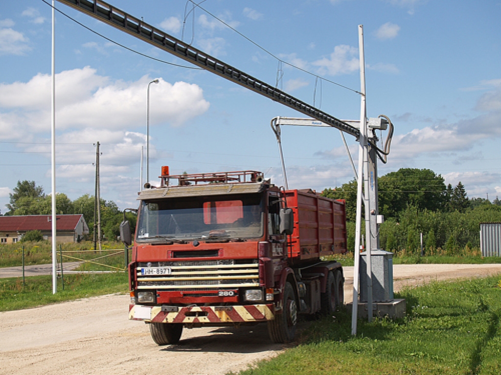 Paraugus no atvestajām rapšu sēklu kravām SIA «Iecavnieks» noņem automātiski.
Autors: Antra Ērgle