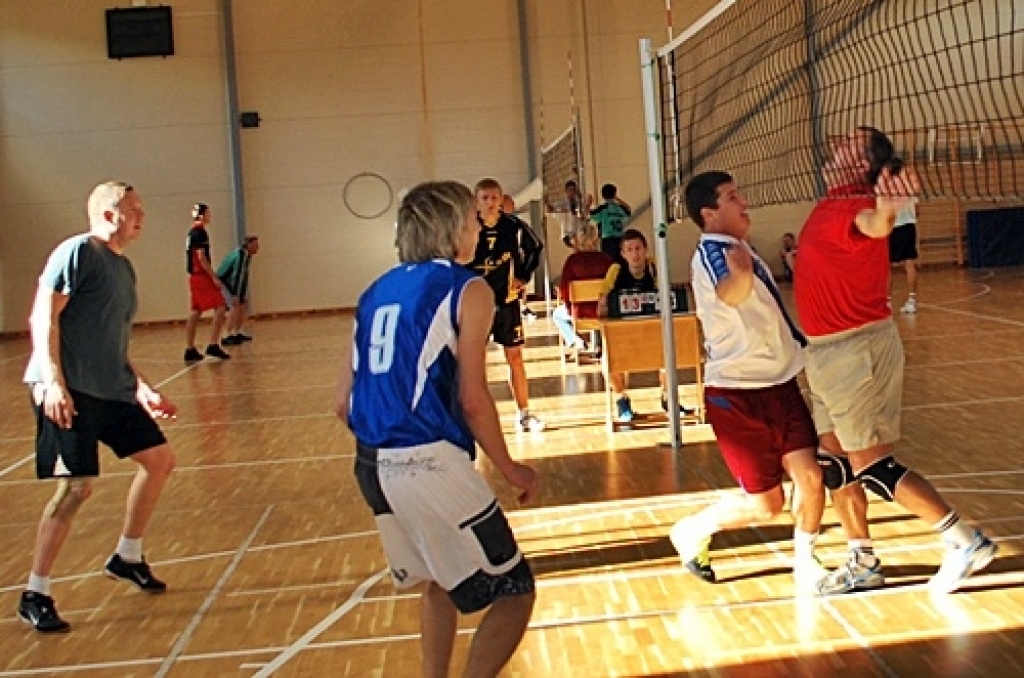 Codes pamatskolas un Mežotnes sporta zālē 24. septembrī notika sporta centra «Mēmele» rīkotā Miķeļa kausa izcīņa vēl vasaras volejbolā kungiem un dāmām. 

Sacensību galvenais tiesnesis Boriss Muravjovs pastāstīja, ka vīriem pirmo vietu...
Autors: Uldis Varnevičs