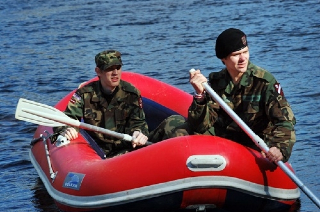 Divpadsmit jaunsargu komandas no visas Latvijas 24. septembrī ieradās Bauskā, lai piedalītos aizraujošās sacensībās. Pulkveža Jura Dalbiņa kausa izcīņa ik gadu rit divās daļās – NATO standarta militārās šķēršļu joslas pārvarēšanā un...
Autors: Uldis Varnevičs