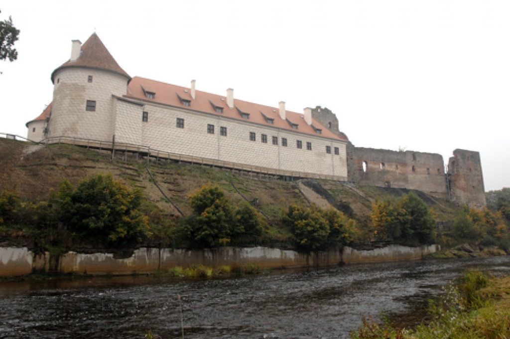 Šomēnes restaurētās Bauskas pils ziemeļu fasādes prezentācija notika otrdien, 27. septembrī.  Mēmeles labajā krastā iepretim pilij muzejs organizēja rekonstrukcijas projekta dalībnieku un ciemiņu pikniku. Prezentācijā piedalījās Čehijas...
Autors: Ivars Bogdanovs