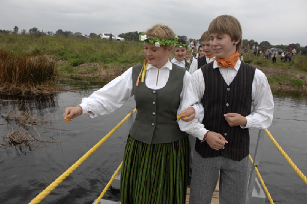 Svinīgs un daudzpusīgs 22. septembra vakarā bija Baltu vienības dienas pasākums Mežotnē. Tā galvenais notikums – gājēju tiltiņa pār Lielupi iestaigāšana. Svinīgajā tiltiņa iestaigāšanas pasākumā no Lielupes kreisā krasta pretim devās...
Autors: Ivars Bogdanovs