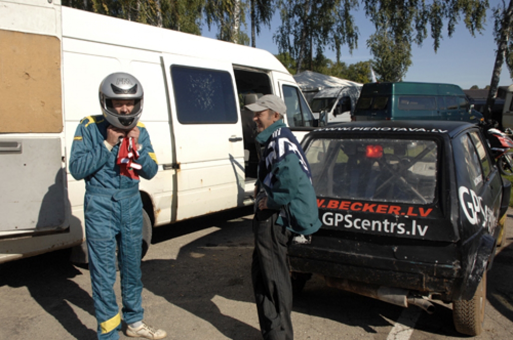 11. septembrī sporta kompleksā «Mūsa» risinājās Latvijas automobiļu federācijas folkreisa vasaras kausa pēdējais posms. 

Sacensībās kopumā piedalījās gandrīz 40 sportistu. Vecumnieku novadu pārstāvēja stelpietis Ainārs Kučinskis, bet...
Autors: Ivars Bogdanovs