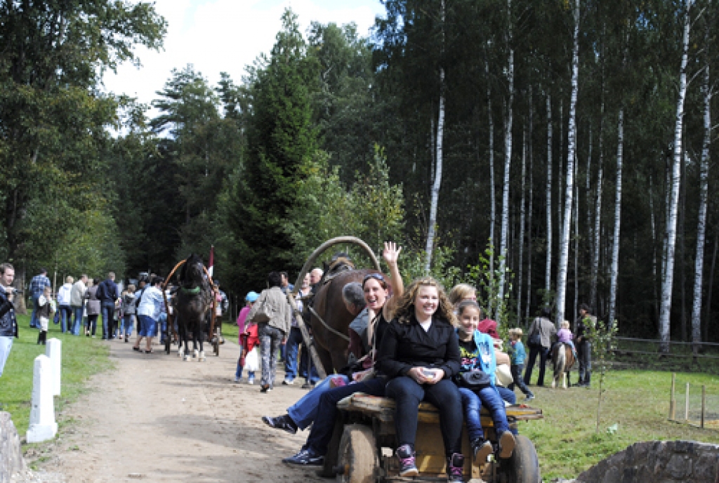 Vecumnieku novada Bārbeles pagasta Ausekļu dzirnavu brīvdabas muzejā 3. septembrī, kupli apmeklēti, aizvadīti tradicionālie Pļaujas svētki.

Pasākuma programma bija bagāta norisēm. Svētkus atklāja pirms pusdienas. Klātesošie devās uz...
Autors: Juris Iļņickis