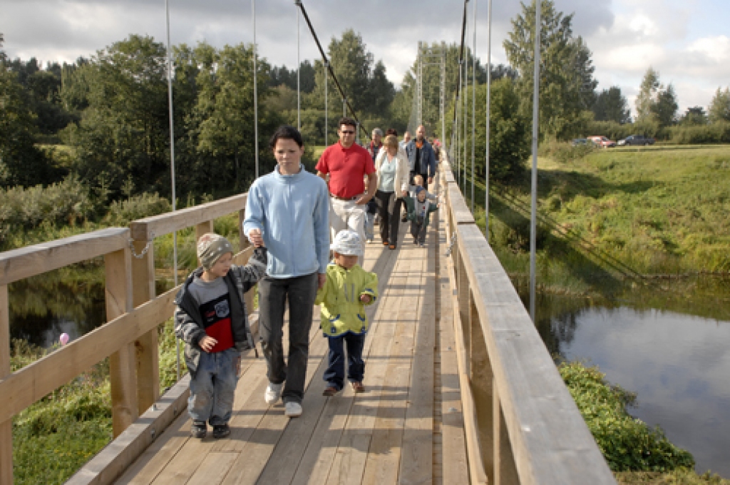 Nepilnus simts metrus garais tilts pār Mēmeli, kurš savieno Brunavas un Vecsaules pagastu, ir atjaunots. Svinīgā atklāšana notika 2. septembra priekšpusdienā.Brunavas pagasta pārvaldes vadītāja Baiba Marčenkova informē, ka darbi veikti,...
Autors: Ivars Bogdanovs