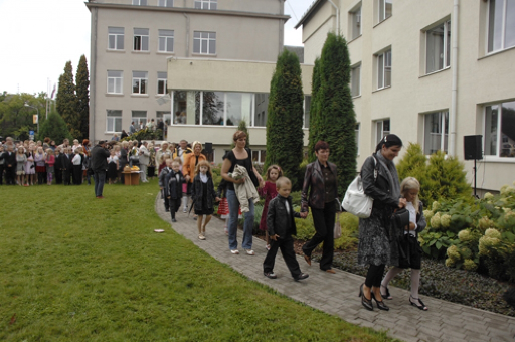 Bauskas sākumskolas 370 audzēkņus 1. septembrī sveica skolas jaunā direktore Linuta Ģerģe. Īpašs viņas veltījums bija 61 pirmklasniekam. Šoreiz gan  nebija mazo bērnu ienākšanas svinību laukumā 12. klašu skolēnu pavadībā. Sākumskolā...
Autors: Ivars Bogdanovs
