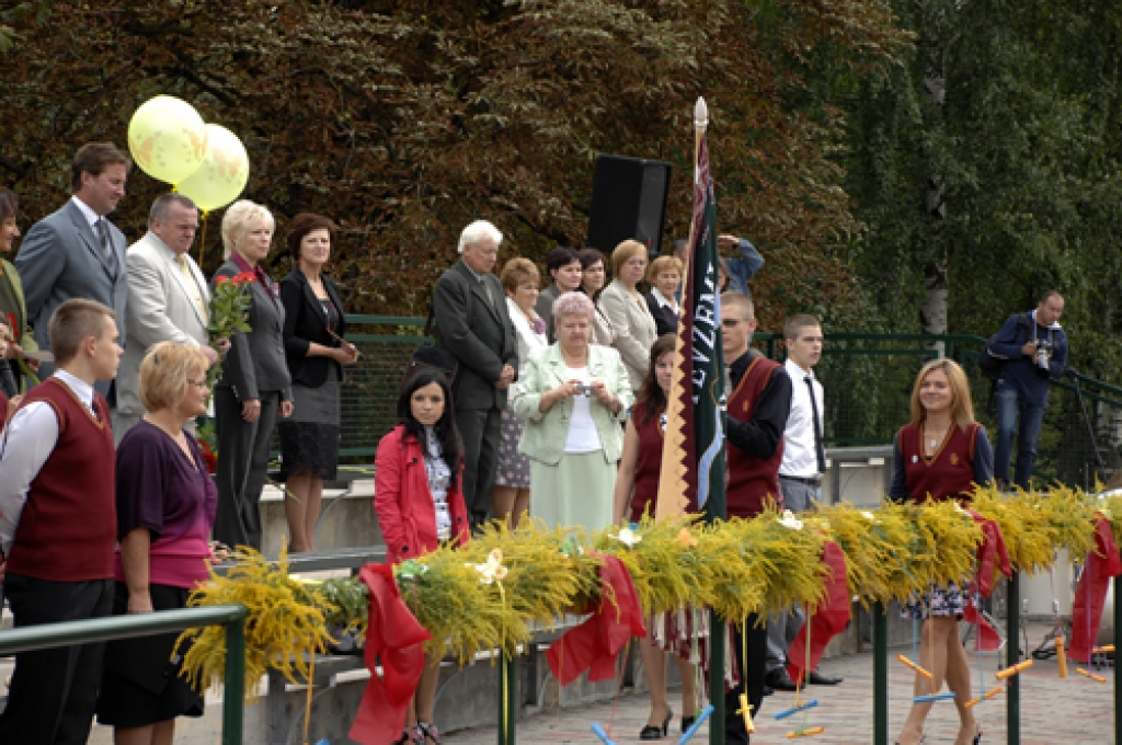 Ceturtdien, 1. septembrī, noritēja Bauskas Valsts ģimnāzijas pirmais svinīgais pasākums. Zaļajās vai bordo krāsas vestēs ieradušies bija mazāk kā puse no 408 ģimnāzistiem. Sveicot skolēnus un pedagogus, ar lepnumu Bauskas valsts ģimnāzijas...
Autors: Ivars Bogdanovs