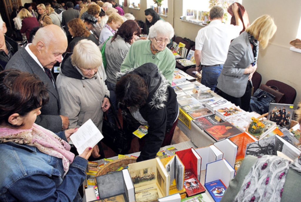 Grāmatu komercizstāde tradicionāli ir plaši apmeklēta, un baušķenieki iegādājas jaunus izdevumus. Tā bija arī 9. grāmatu svētkos Bauskā un būs šopiektdien 10. svētkos.