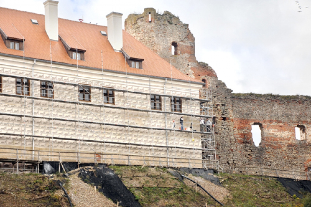 Atjaunotā fasāde, ko var ieraudzīt, lūkojoties uz pili no Mēmeles labā krasta. 