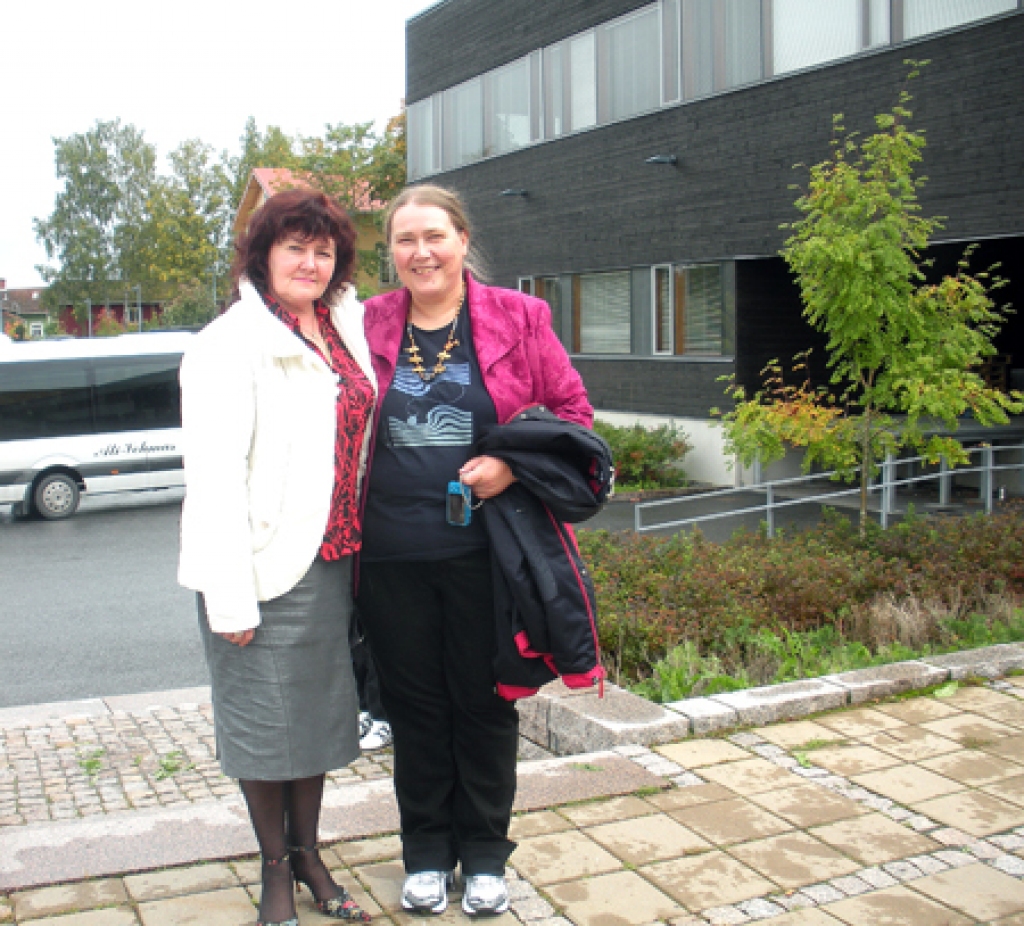 Lolita Krēmere (pa kreisi), Dzimtmisas skolas direktores vietniece, ar projekta kolēģi Marjuku Leminpē no Italas skolas Somijā.