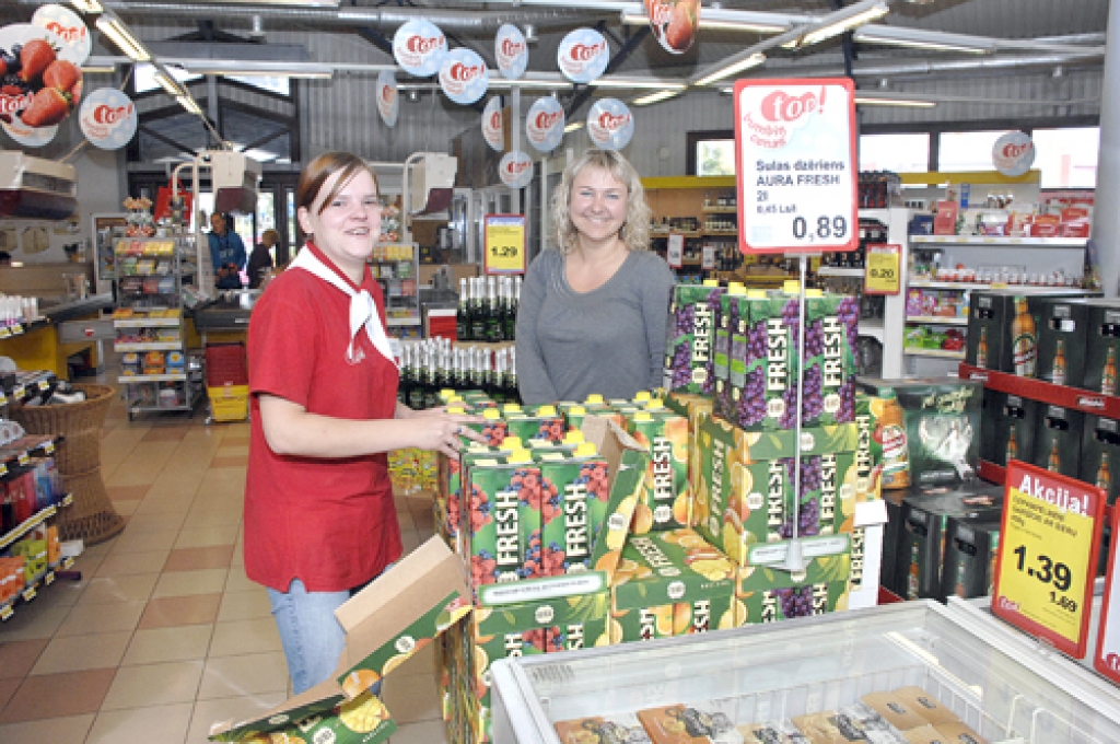 Klintas Strautiņas (no kreisās) pienākums ir kārtot preces, apkalpot klientus pie kases, gaļas izstrādājumu un smalkmaizīšu vitrīnām. Viņai palīdz darba vadītāja Sarma Artemjeva un citi kolēģi. 