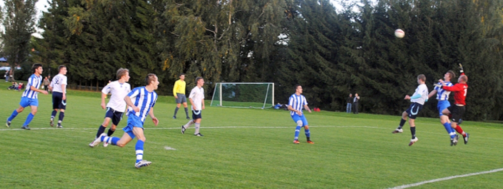 Viens no FK «Iecava/Bauska» uzbrukumiem pretinieku vārtiem. 