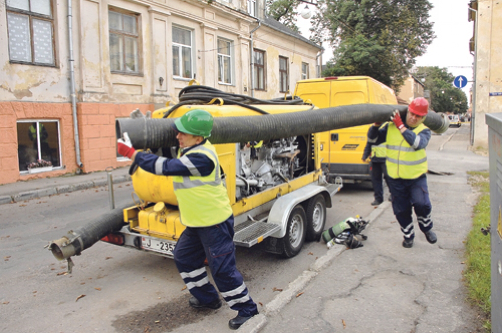 Rit mācības. Akciju sabiedrības «Latvijas Gāze» Bauskas iecirkņa darbinieki steidz veikt telpu piespiedu ventilāciju, lai atbrīvotu tās no gāzes.