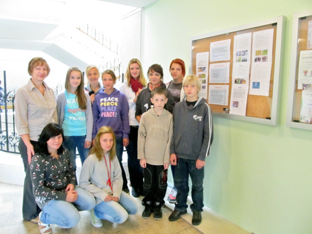 Uzvaras vidusskolas vides pētnieki pie speciālā stenda par Starptautisko Klimata pētniecības kampaņu skolēniem.