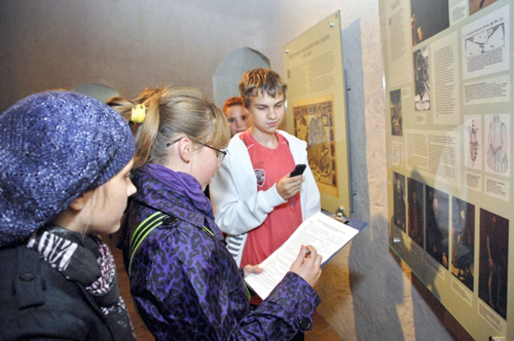 Bauskas mākslas skolas komanda kopīgi meklē atbildes uz viktorīnas jautājumiem. Ar audiogidu darbojas Kristiāns Freibergs, bet atbildes fiksē Lelde Jegorova.