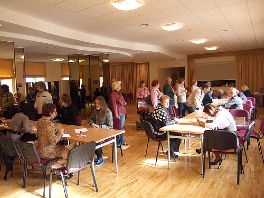 Iecavas iecirknī ap pulksten 11 valdīja liela rosība – bija aizņemtas visas vēlēšanu kabīnes, reģistrācija pilsoņiem bija jāgaida rindā. 