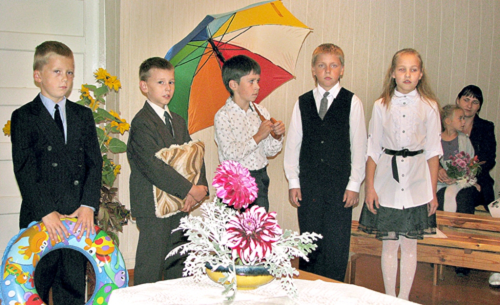 Skolēni, Griķu pamatskolā runājot Maijas Laukmanes dzeju, atceras vasaru. 