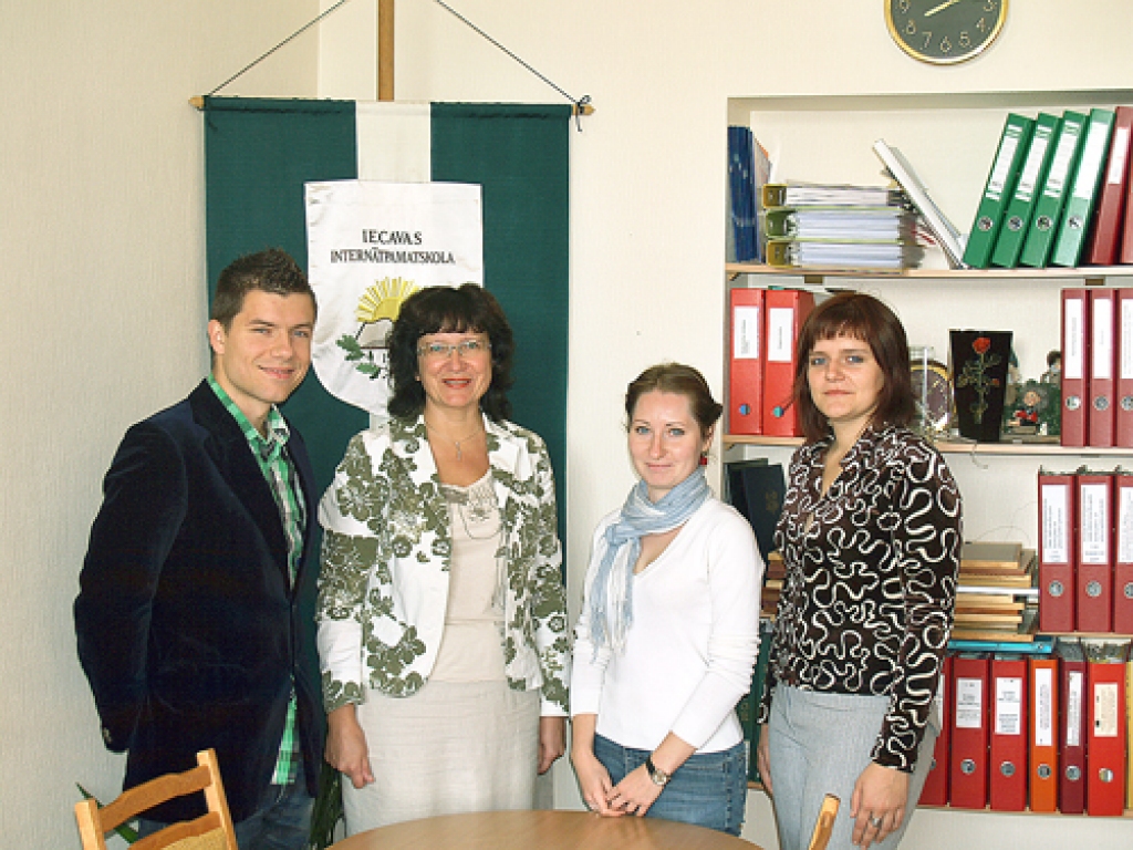 Judīte Rubina (otrā no kreisās) ir ļoti gandarīta par saviem jaunajiem pedagogiem Bruno Bahu (no kreisās), Elīnu Melderi un Lindu Fiļipovu. 