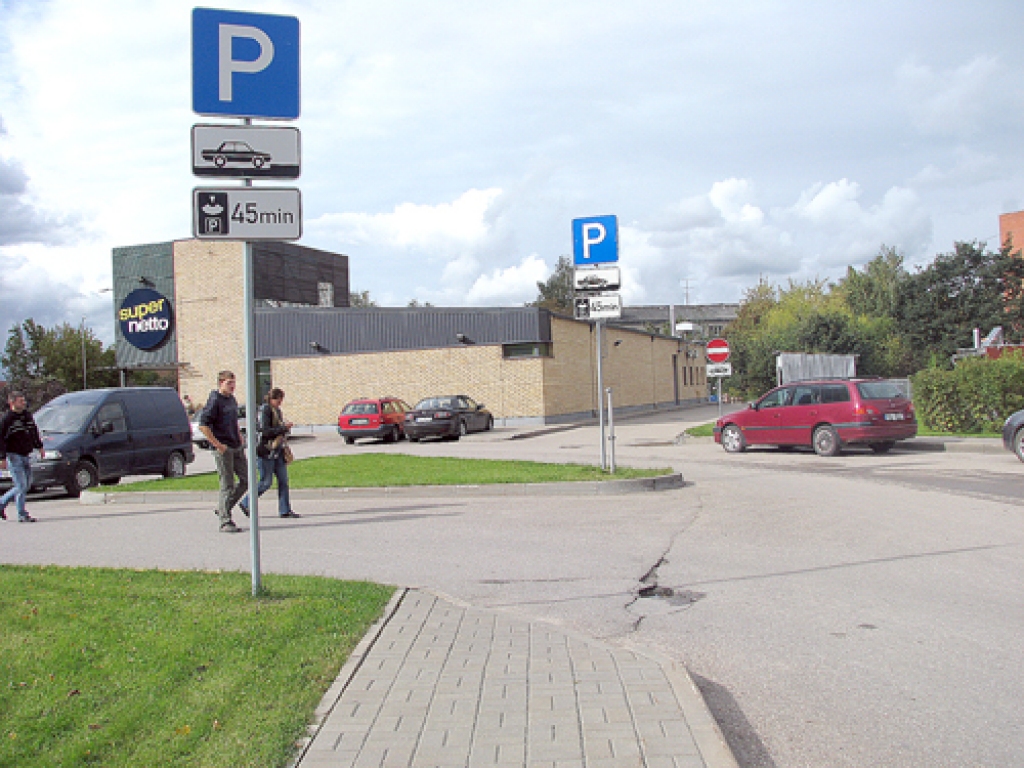 Pie veikala «Supernetto» daudz lieku, neatbilstošu ceļa zīmju. To pārpilnība mulsina autovadītājus. 