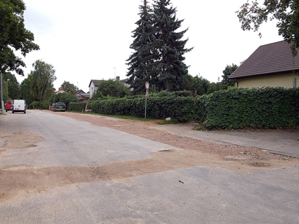 Iecavas vairākās ielās ziemā paliks joslas bez asfalta, kuras gan solīts nolīdzināt. 