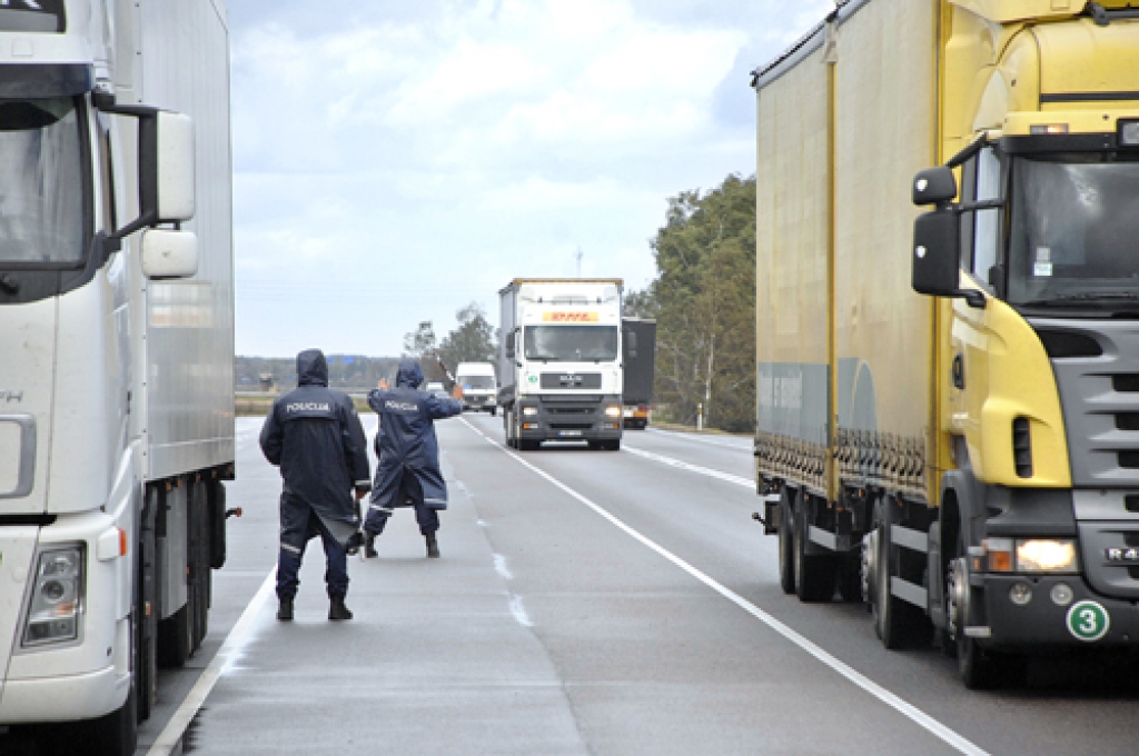Grenctālē pie robežas trešdien, 14. septembrī, tika apstādinātas ļoti daudzas kravas automašīnas. Valsts policijas Satiksmes uzraudzības biroja darbinieki pārbaudīja, vai šoferi ievēro braukšanas un atpūtas laika režīmu.