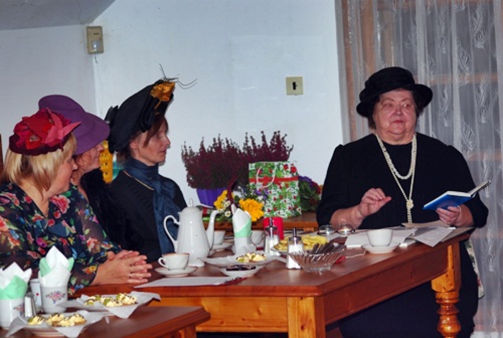 Gunta Micāne (no labās) stāstīja par savu dzejnieces dzīvi un par laiku, kurā dzīvoja  rakstniece Anna Brigadere. 
Autors: Uldis Varnevičs