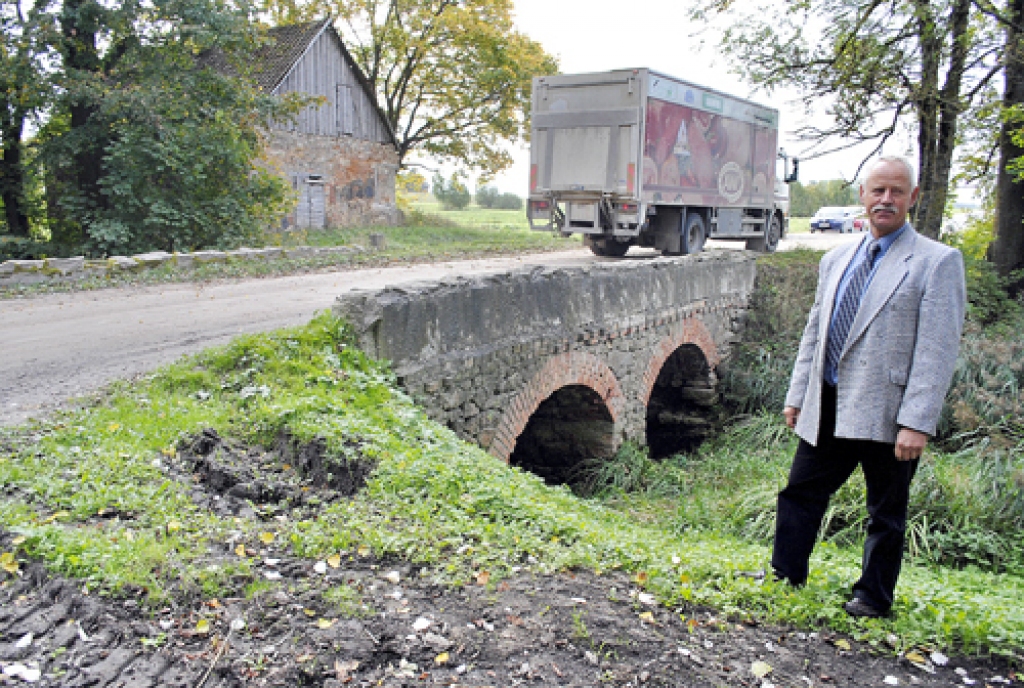 OĻĢERTS LĪKAIS, Mežotnes pagasta pārvaldes vadītājs, stāsta par tilta pirms internātvidusskolas atjaunošanas darbiem.
Autors: Juris Iļņickis
