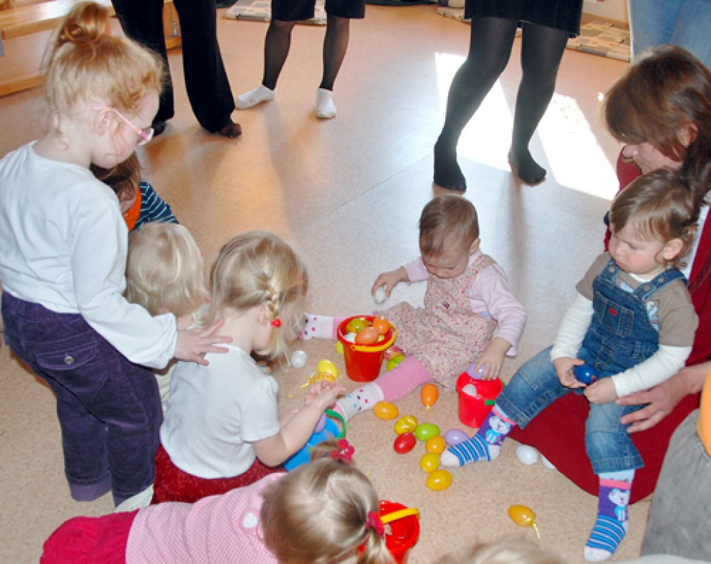 Vakar, 29. septembrī, SIA «Kvēle» tirdzniecības nama zālē tikās vecāki, kuri vēlas kopā ar savu bērnu no četru mēnešu līdz trīs gadu vecumam piedalīties mūzikas, kustību un mākslas nodarbībās. 
Autors: Inga Muižniece