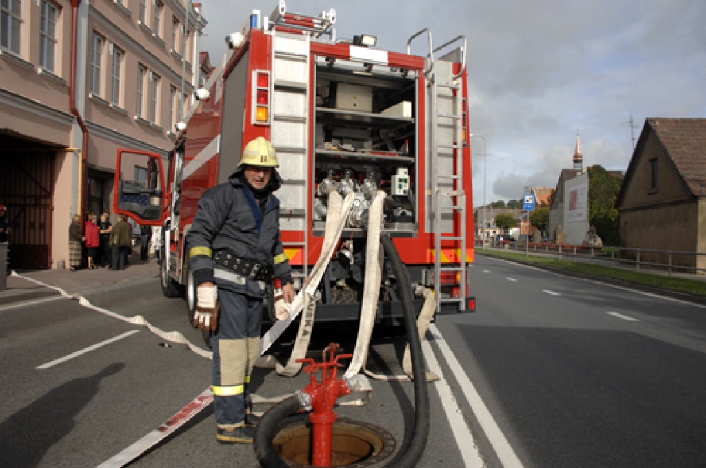 Saņemot informāciju par iespējamo ugunsgrēku Bauskas kultūras centrā, pirmās ugunsdzēsēju mašīnas notikuma vietā ieradās pēc trim minūtēm. VUGD Bauskas daļas komandiera pienākumu izpildītājs Māris Plēsnieks atzina, ka tas ir atbilstoši normatīviem. 
Autors: Ivars Bogdanovs