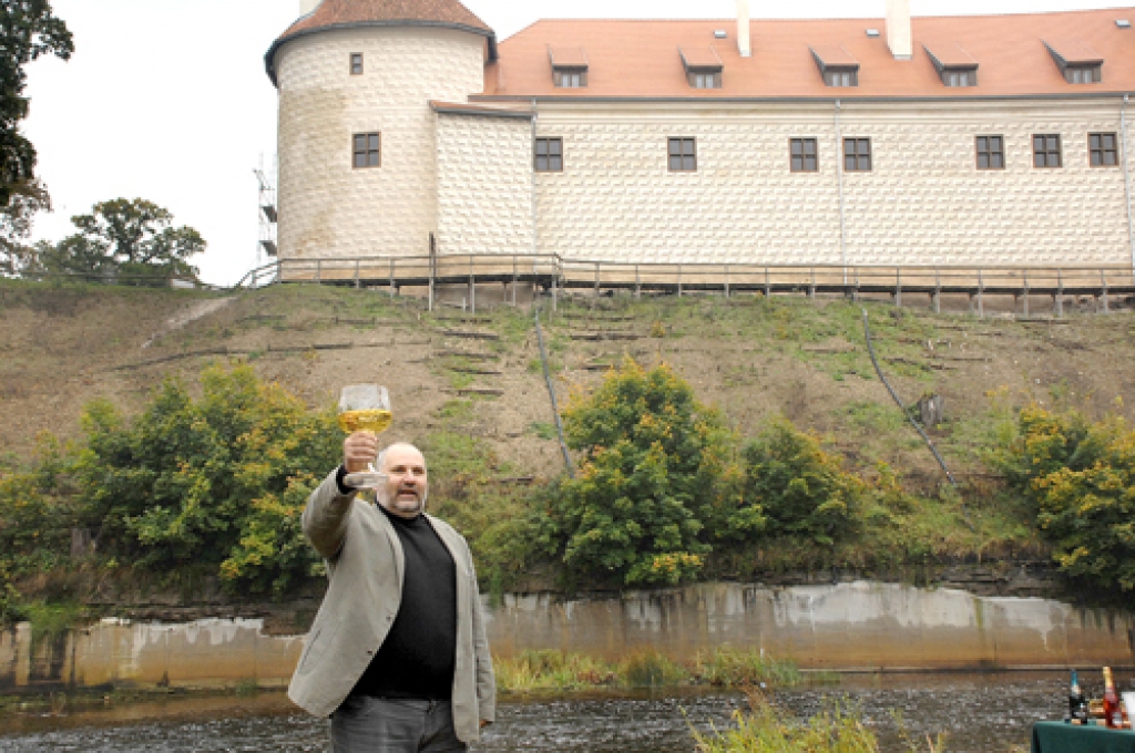 Māris Skanis, Bauskas pils muzeja direktors, uzsauc tostu  par godu pils ziemeļu fasādes restaurācijas noslēgumam. Fasāde, kas tika izpostīta 1625. gada zviedru armijas uzbrukumos, nu ir atjaunota sākotnējā veidolā.
Autors: Ivars Bogdanovs