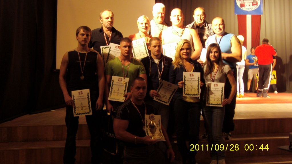 Bauskas svara stieņa spiešanas guļus bezekipējuma komanda. 
Autors: No albuma.