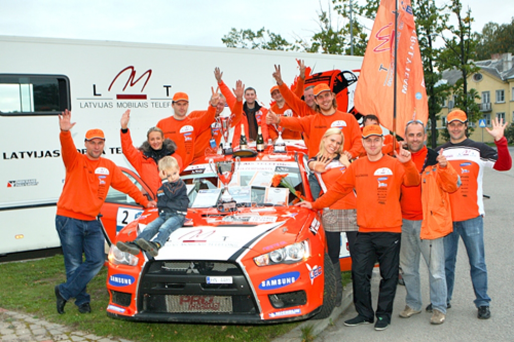 «Latvijas Mobilā telefona» rallija komanda priecājas par izcīnīto dubultuzvaru N4 klasē. 
Autors: AIGARS TĪDMANIS, «Go4speed»