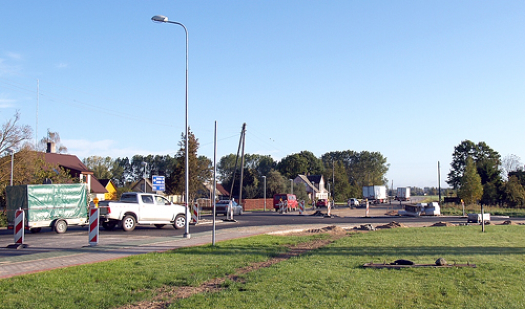 Rīgas un Stelpes ielas krustojumā luksofori reverso kustību regulē no trijām pusēm. Šoferiem te gan jāpagaida ilgāk, gan krietni jāuzmanās, lai izlīkumotu starp remonta joslām.
Autors: Antra Ērgle