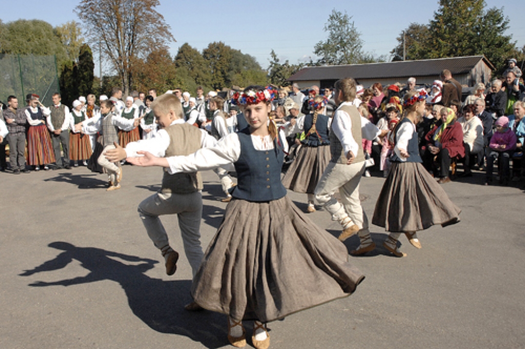 Bauskas dejotāji izrāda šī gada «ražu» – par Eiropas naudu šūtos jaunos tērpus.
Autors: Ivars Bogdanovs