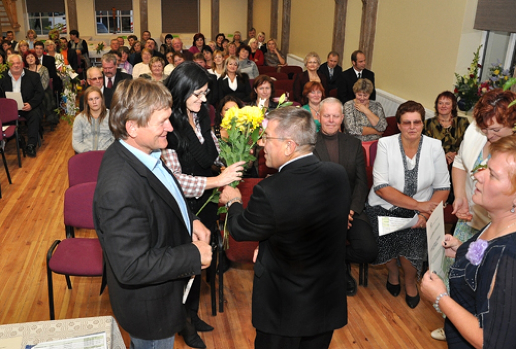 SIA «Pīlādzis» ieguva nomināciju «Sakoptākais uzņēmums». Stelpiešus Lilitu un Ēriku Pīlādžus sveic Stelpes pagasta pārvaldes vadītājs Elmārs Jukonis (no labās).
Autors: Žanna Zālīte