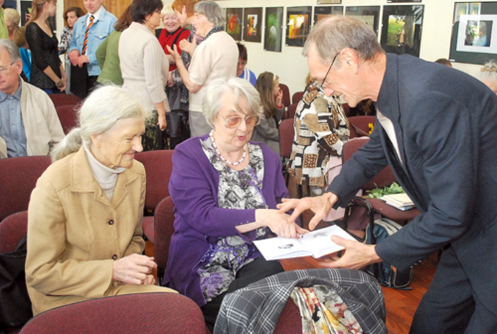 Edvīns Hegenbarts jaunajā grāmatā steidz sakrāt autogrāfus no dzejas autorēm – Lilianas Skudras un Ainas Mednes.
Autors: Laimonis Šulcs