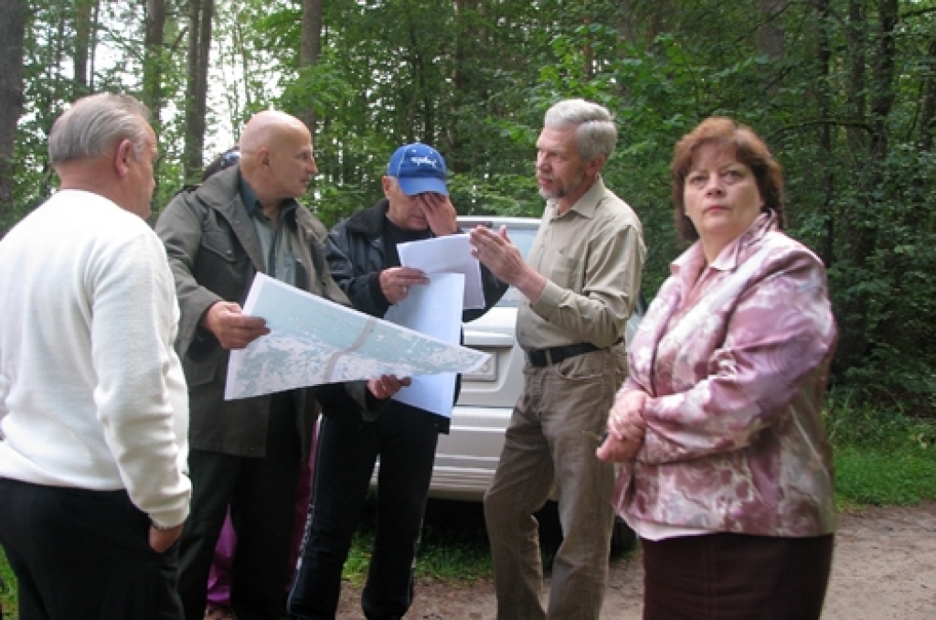 Attēls no 2009. gada augusta. Vidusdaugavas mežsaimniecības izpilddirektora vietnieks plānošanas jautājumos Kaspars Riže (otrais no labās) iepazīstina ar Likvertenu mežā paredzēto darbu apjomu Bauskas novada Domes deputātu Alvi Feldmani (no kreisās), pensionētu meža darbinieku Edgaru Piķeli, baušķenieku Herbertu Mucenieku un Vecsaules pagasta pārvaldes vadītāju Laimdotu Kolbergu.
Autors: no «Bauskas Dzīves» arhīva.