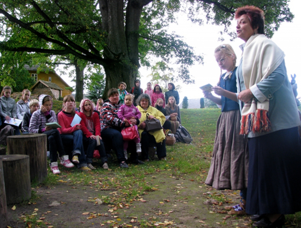Skolotāja Vija Cerusa un 6. klases audzēkne Kristiāna Lībiete, iejutušās Anneles un viņas mātes tēlos, uzrunā Dzejas dienu dalībniekus «Lejeniekos».
Autors: Vilnis Auzāns