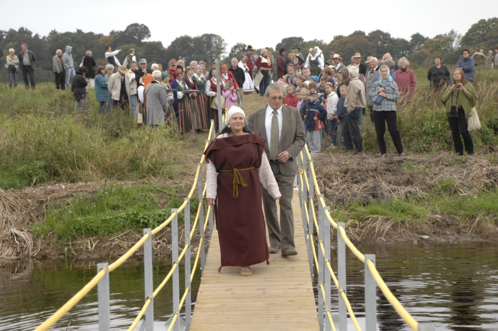 Svinīgs un daudzpusīgs 22. septembra vakarā bija Baltu vienības dienas pasākums Mežotnē. Tā galvenais notikums – gājēju tiltiņa pār Lielupi iestaigāšana. Svinīgajā tiltiņa iestaigāšanas pasākumā no Lielupes kreisā krasta pretim devās Rundāles novada vadītājs Aivars Okmanis un novada kultūras darbu organizatore Lilita Lauskiniece.
Autors: Ivars Bogdanovs