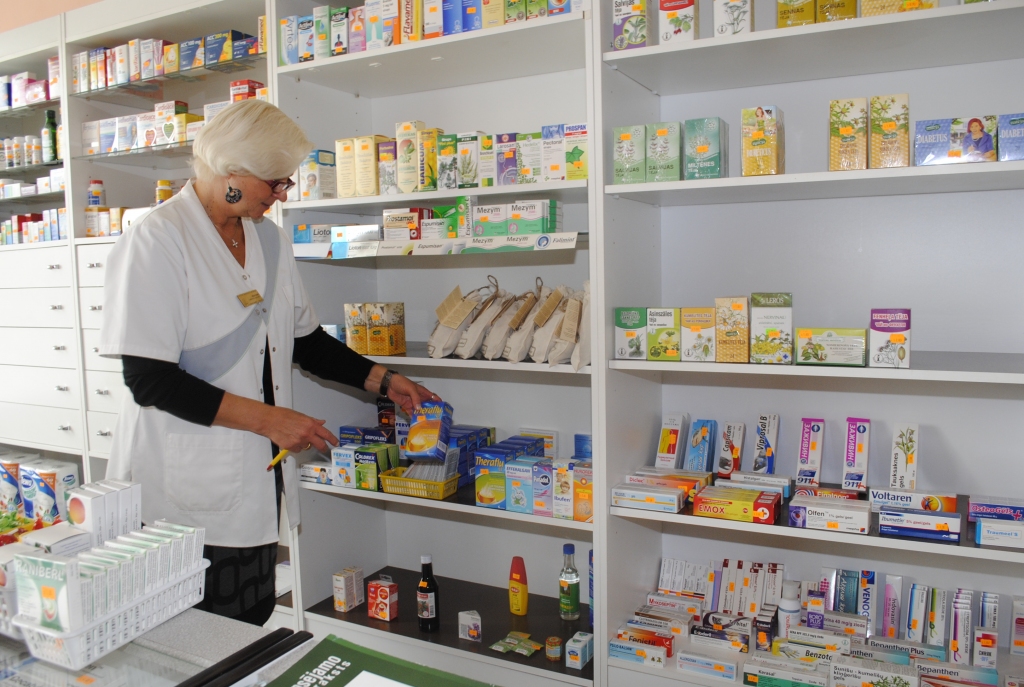 Pretsaaukstēšanās līdzekļi aptiekā Īslīces pagasta Rītausmās nolikti tuvākajos plauktos, rāda farmaceita asistente Aija Ozola.    
Autors: Juris Iļņickis