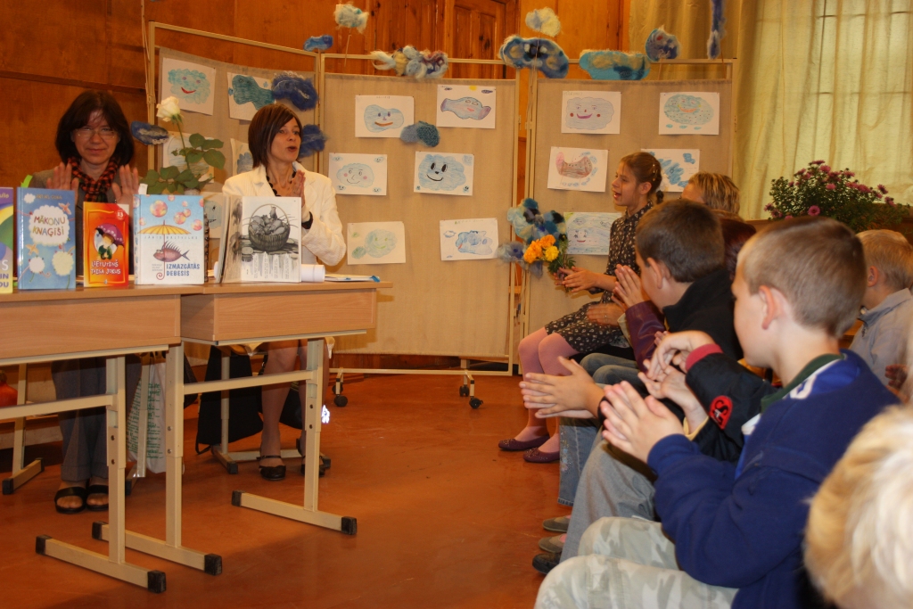 Kopā ar Zālītes skolas audzēkņiem Bērnu literatūras centra speciālistes Sarmīte Galsa (no kreisās) un Iveta Krūmiņa iemēģina dzejas atšķirīgos ritmus.
Autors: No albuma.