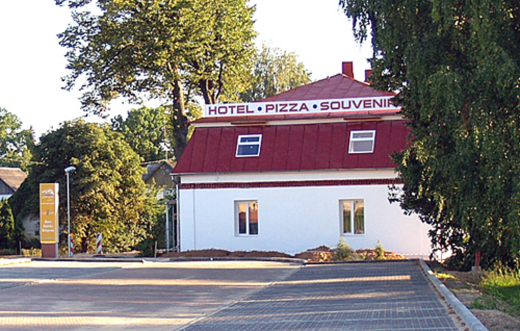 Izkārtne angliski, neraugoties uz pašvaldības komitejas iebildumiem, ar būvvaldes saskaņojumu joprojām redzama uz ēkas Rīgas ielā 33.
Autors: Antra Ērgle