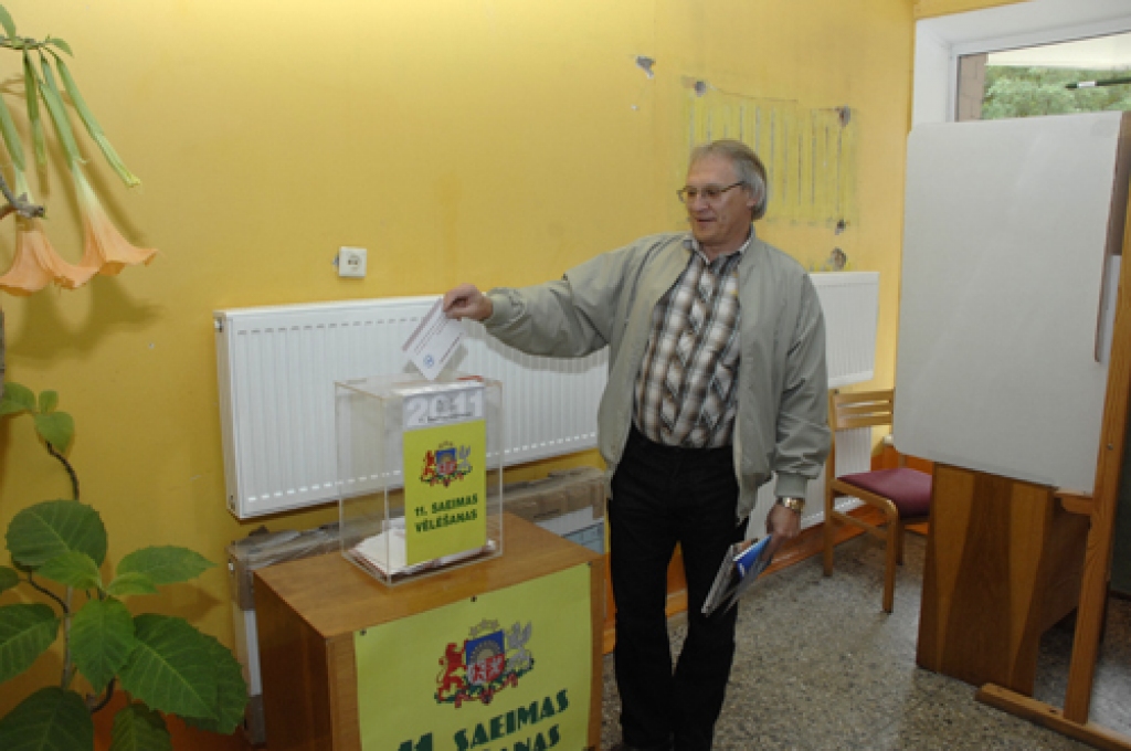 Ļoti labi rezultāti vēlēšanās ir Rundāles novada domes priekšsēdētājam Aivaram Okmanim. No 18. vietas Nacionālās apvienības «Visu Latvijai! -«Tēvzemei un brīvībai»/LNNK  sarakstā viņš pacēlies uz devīto vietu. 
Autors: Ivars Bogdanovs