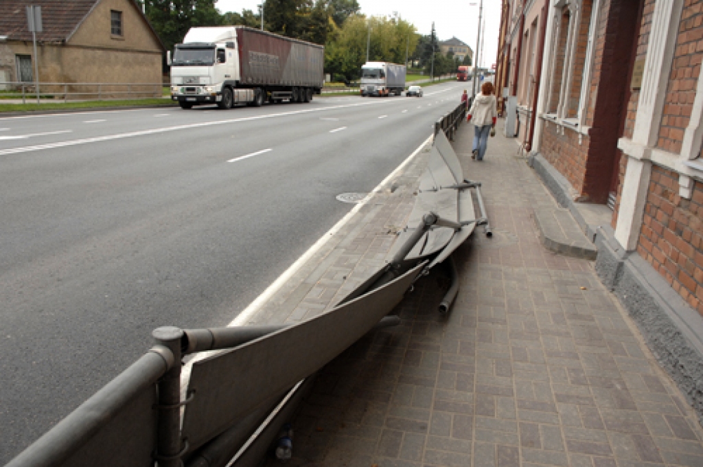 Vairāku metru garumā aizsargbarjeras Kalna ielā «nonesis» kāds pārgalvīgs vieglās automašīnas šoferis. 
Autors: Ivars Bogdanovs